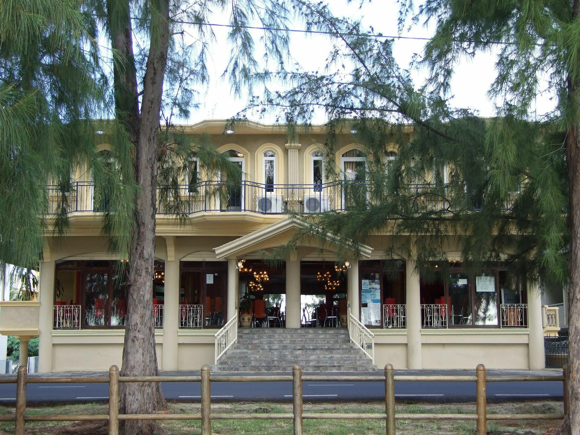 White Shell Lounge And Restaurant Ξενοδοχείο Flic-en-Flacq Εξωτερικό φωτογραφία